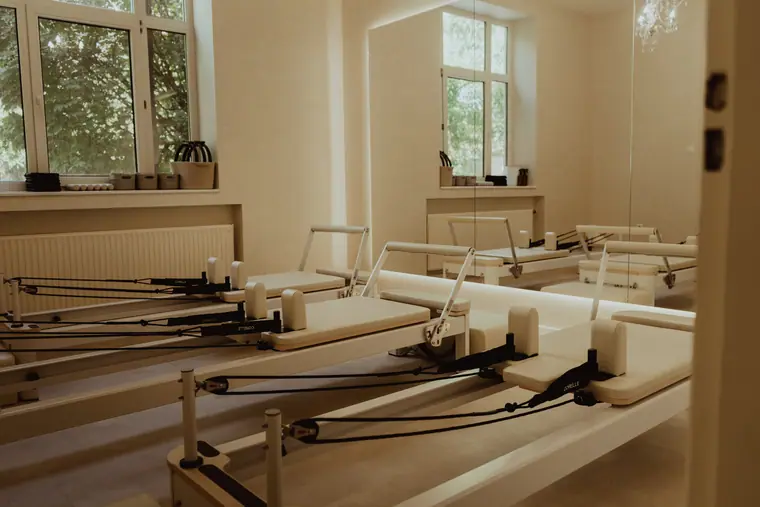 Reformer gépek sora a nagyteremben